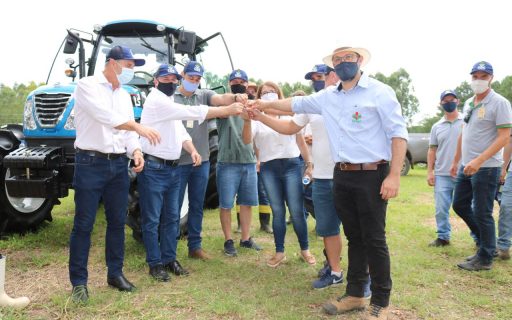 Secretaria da Agricultura entrega equipamentos para produtores de arroz no Sul do Estado