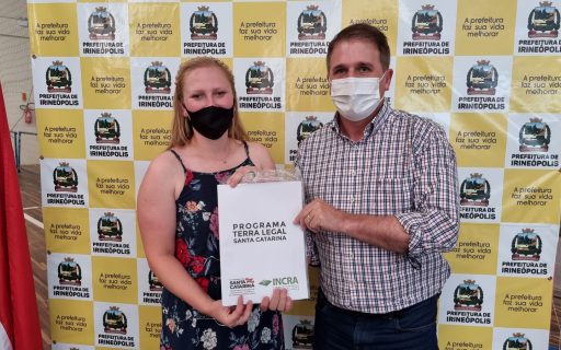 Agricultores de Irineópolis recebem documentação para regularizar imóveis rurais