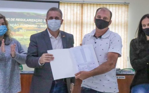 Agricultores de Catanduvas e Vargem Bonita recebem documentação para regularização de imóveis rurais
