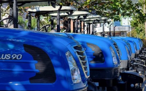 Estado inicia entrega de 61 tratores para municípios catarinenses