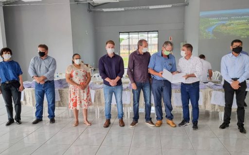 Agricultura entrega documentação para regularizar mais de 1,7 mil imóveis rurais no Oeste