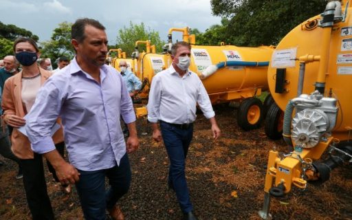 Em Chapecó, Carlos Moisés assina ordem de serviço para obras emergenciais da Casan e entrega equipamentos agrícolas