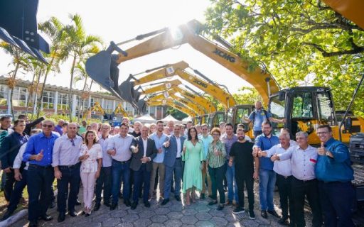 Carlos Moisés entrega máquinas agrícolas a 75 municípios de Santa Catarina