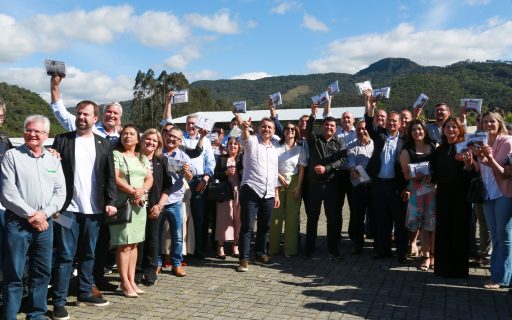 Carlos Moisés entrega veículos e motoniveladora a municípios da Serra catarinense
