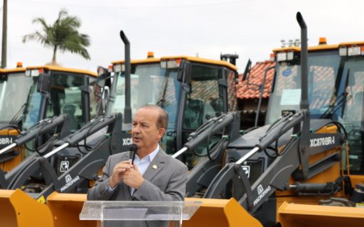 Jorginho Mello entrega 40 retroescavadeiras a 36 municípios