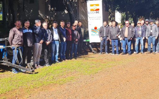 Governo do Estado entrega equipamentos agrícolas para região de Chapecó
