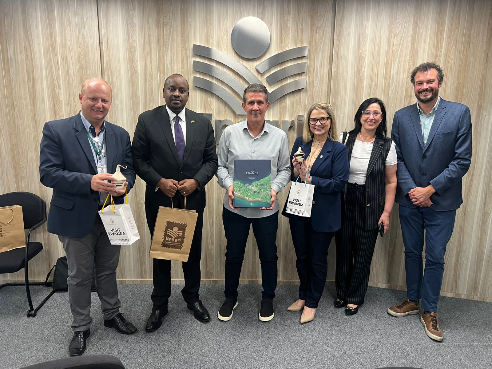 Governo do Estado apresenta modelo público de desenvolvimento agropecuário para a Embaixada de Ruanda