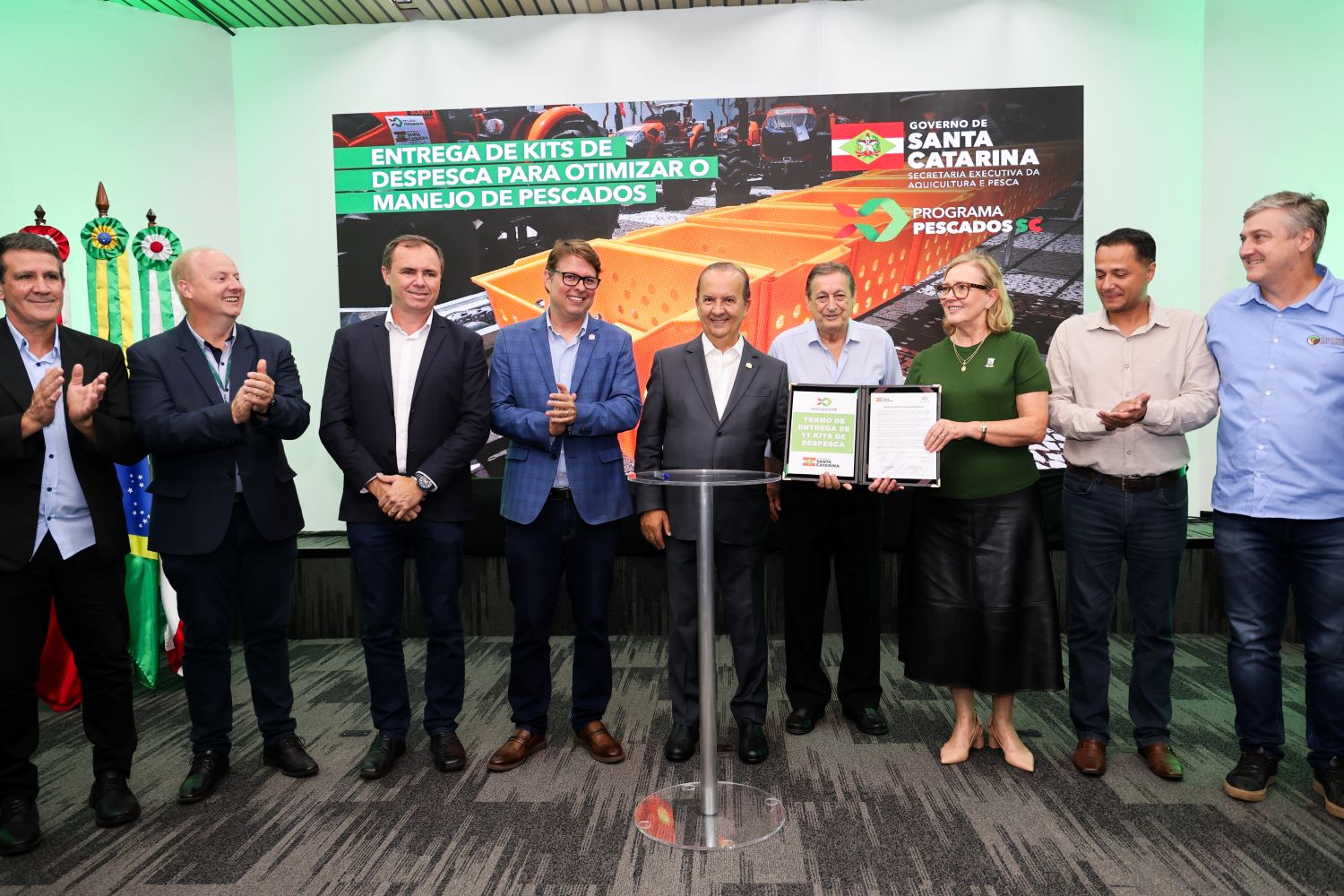 Governador entrega equipamentos e amplia segurança no mar para reforçar a pesca e a aquicultura em SC